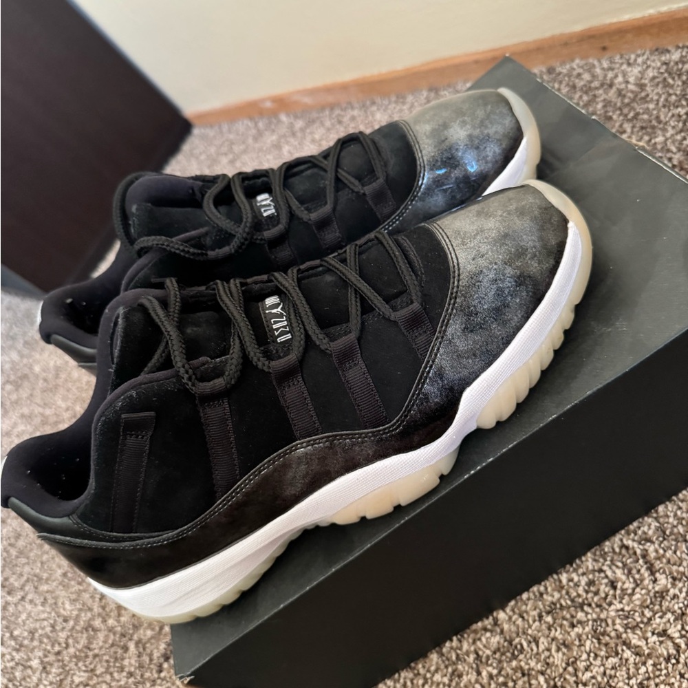 Jordan Mens Black and White Low Top Athletic Shoes